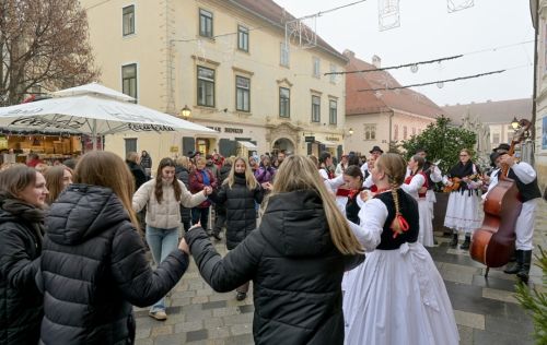 advent_u_atriju_kolaci_sarma_zaklada_vita_2025 5_1 20251221.jpg