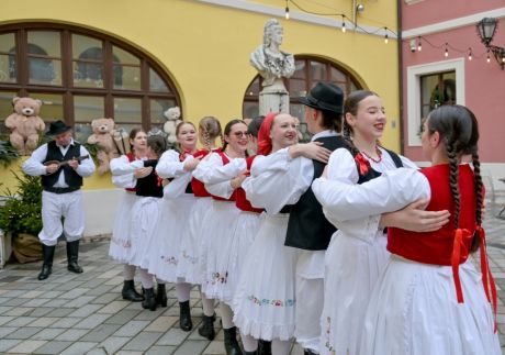 batch_advent_u_atriju_kolaci_sarma_zaklada_vita_2025 17.jpg