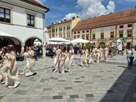Maturanti mimohod 12 20260520.jpg