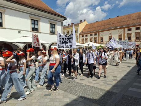 Maturanti mimohod 19 20260520.jpg