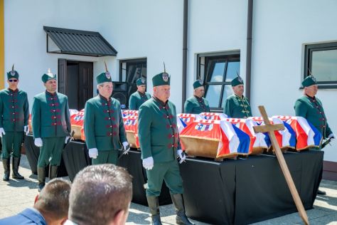 Pokop posmrtnih ostataka 36 rtava Moenec 10.jpg