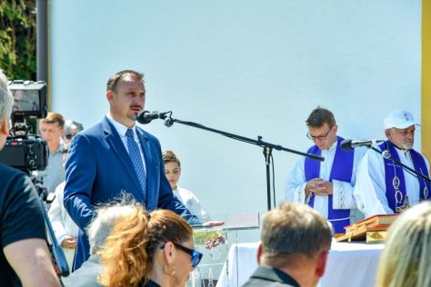 Pokop posmrtnih ostataka 36 rtava Moenec 12.jpg