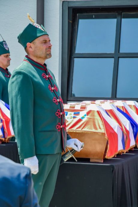 Pokop posmrtnih ostataka 36 rtava Moenec 13.jpg
