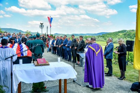 Pokop posmrtnih ostataka 36 rtava Moenec 19.jpg