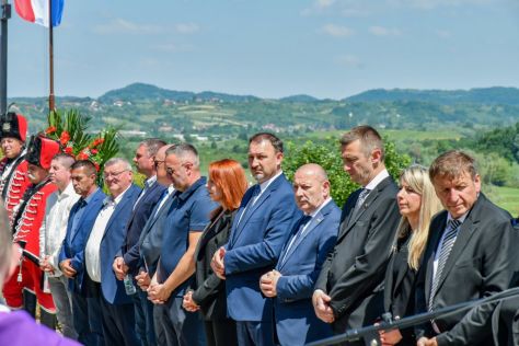 Pokop posmrtnih ostataka 36 rtava Moenec 2.jpg