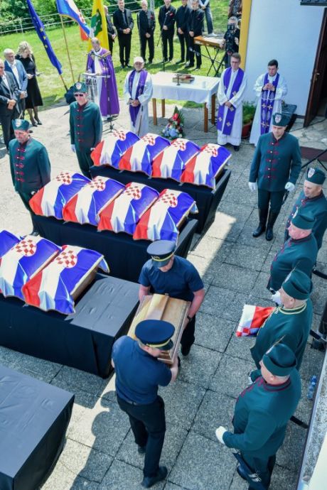 Pokop posmrtnih ostataka 36 rtava Moenec 24.jpg