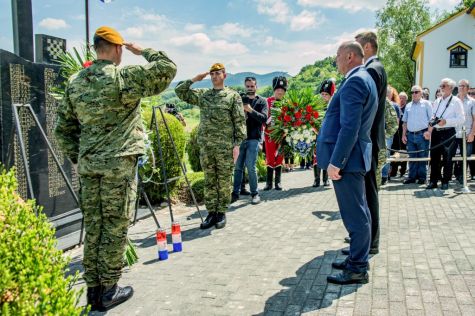 Pokop posmrtnih ostataka 36 rtava Moenec 35.jpg