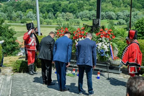 Pokop posmrtnih ostataka 36 rtava Moenec 38.jpg