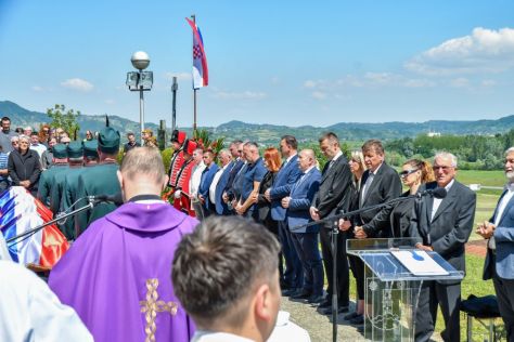 Pokop posmrtnih ostataka 36 rtava Moenec 4.jpg