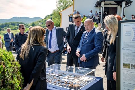Pokop posmrtnih ostataka 36 rtava Moenec 43  kopija.jpg