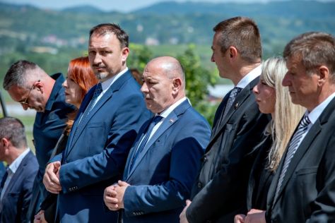 Pokop posmrtnih ostataka 36 rtava Moenec 54.jpg