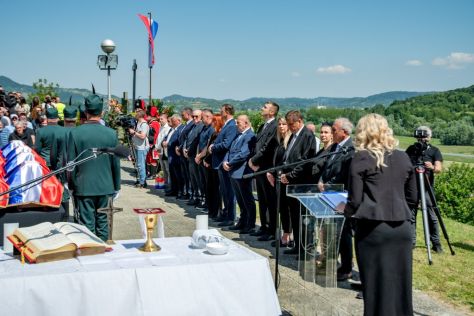 Pokop posmrtnih ostataka 36 rtava Moenec 56.jpg