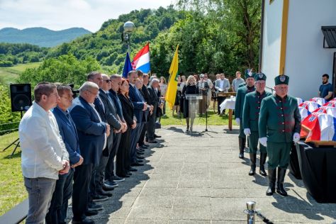 Pokop posmrtnih ostataka 36 rtava Moenec 57.jpg