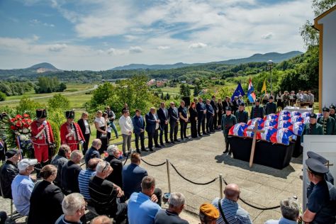Pokop posmrtnih ostataka 36 rtava Moenec 59  kopija.jpg
