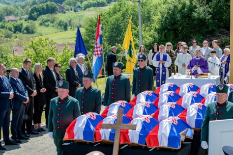 Pokop posmrtnih ostataka 36 rtava Moenec 62.jpg