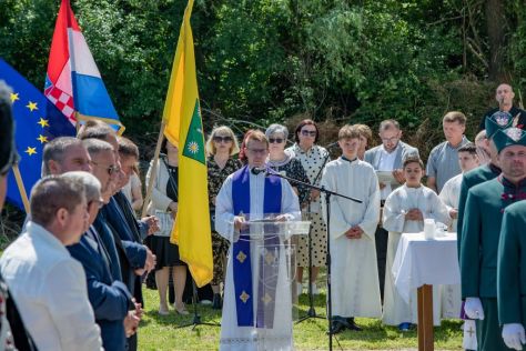 Pokop posmrtnih ostataka 36 rtava Moenec 72.jpg