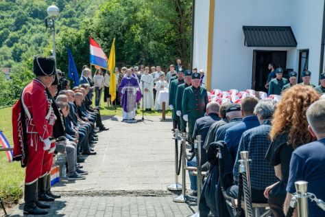 Pokop posmrtnih ostataka 36 rtava Moenec 73.jpg