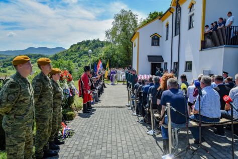Pokop posmrtnih ostataka 36 rtava Moenec 74.jpg