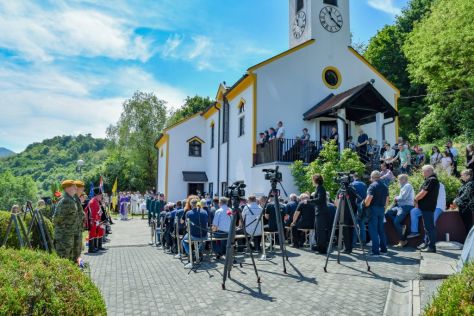 Pokop posmrtnih ostataka 36 rtava Moenec 75.jpg