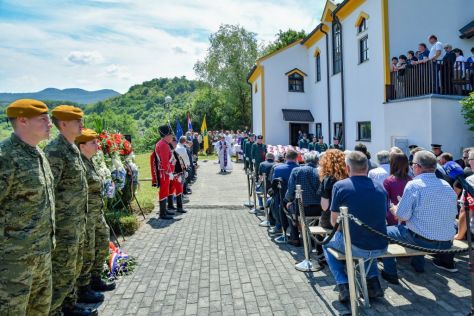 Pokop posmrtnih ostataka 36 rtava Moenec 77  kopija.jpg