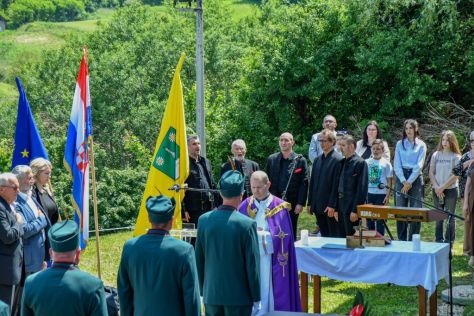 Pokop posmrtnih ostataka 36 rtava Moenec 81  kopija.jpg