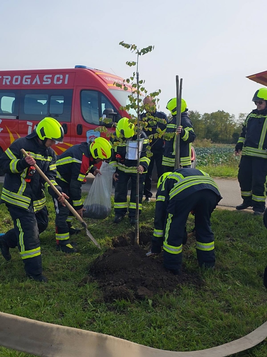 vatrogasci vidovec zasadi drvo 3